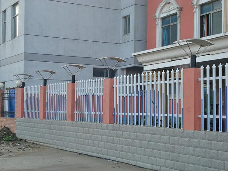 福建漳州PVC護(hù)欄 定制塑鋼圍欄，構(gòu)筑別墅與廠(chǎng)區(qū)的安全美學(xué)